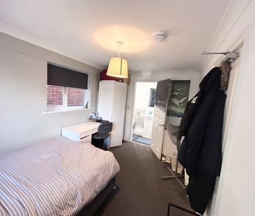 Room in a Shared House, Cedar Road, SO14 - Photo 3