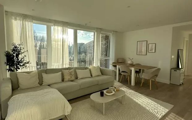 3 Bedrooms 2 Bathrooms - Photo 1