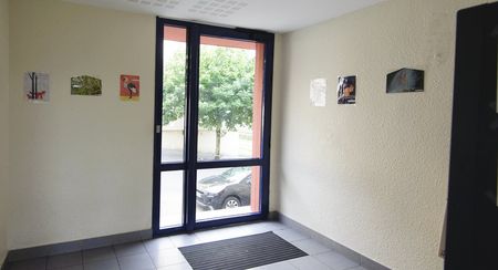 Ce logement dispose d'une chambre fermée, 1 salon et un séjour, surface 52m² - Photo 3