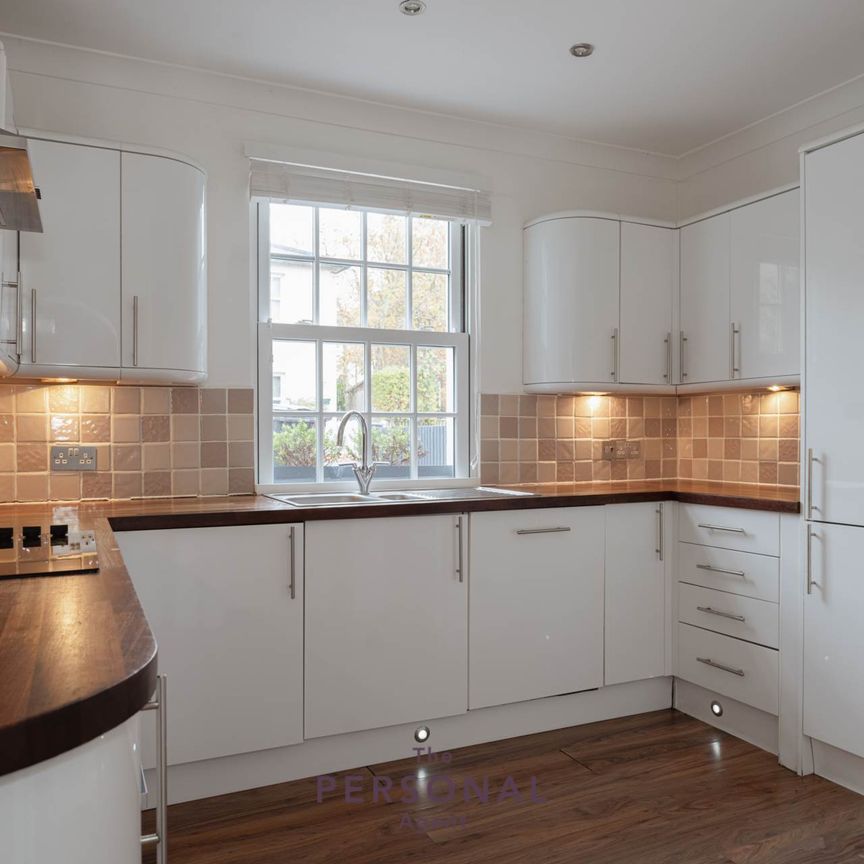 College Road, Epsom - Photo 1