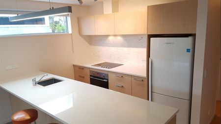 Simply beautiful city complex living! - Photo 4