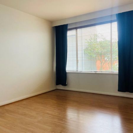 LIGHT, BREEZY AND SECURE APARTMENT - Photo 3