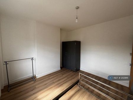 1 bedroom in a house share to rent - Photo 3