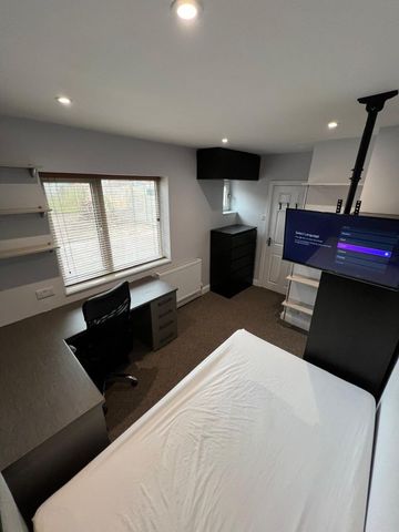 16 Kirkstone Drive- brand new refurb + 40 week contract!Loughborough - Photo 3