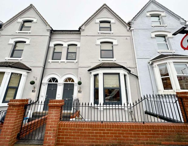 9 bed 6 studio all ensuite hmo - Photo 1