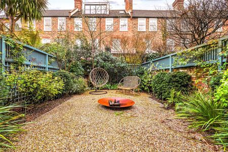 This is a charming three bedroom family house, with a large patio garden, situated in a popular part of Chelsea. It is near to the amenities of the Kings Road and the Fulham Road. - Photo 4