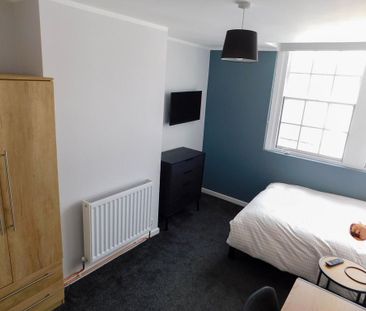 1 bedroom in a flat share to rent - Photo 2