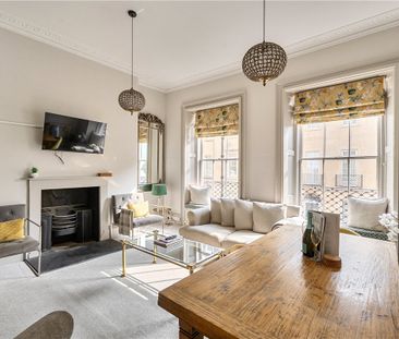 Suitable for Professional singles, couples, families, or sharers. A 3 bedroom upper floor maisonette in central Bath convenient for BathSpa Railway Station. Offered furnished. - Photo 3