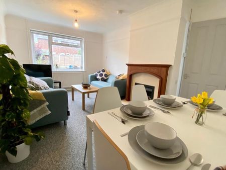 5 bedroom semi-detached house to rent - Photo 2