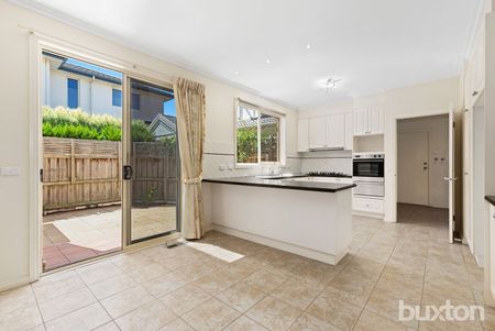 SPACIOUS BEACHSIDE 3 BEDROOM TOWNHOUSE - Photo 5