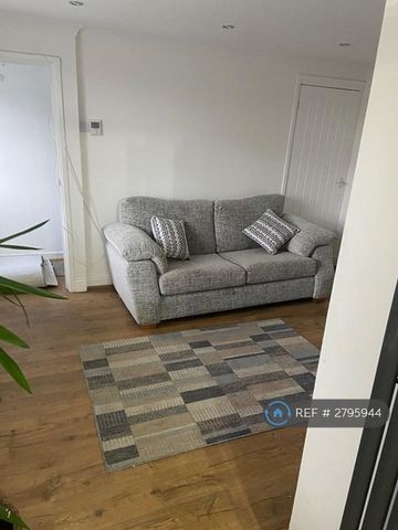 2 bedroom semi-detached house to rent - Photo 2