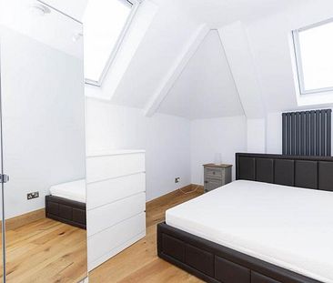 Newly refurbished stunning 2 bed flat set on the top floor of a development - Photo 1