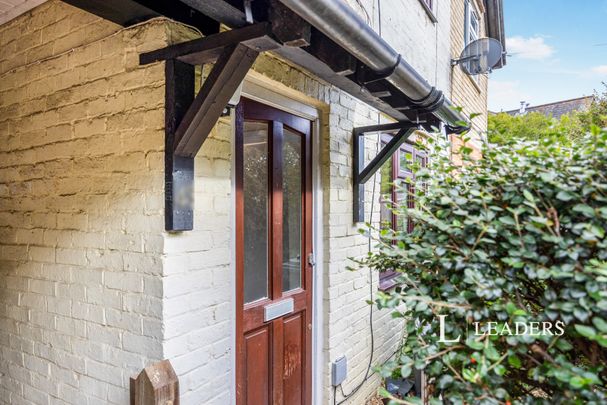 2 bedroom house to rent Elizabeth Road, Godalming, GU7 - Photo 1