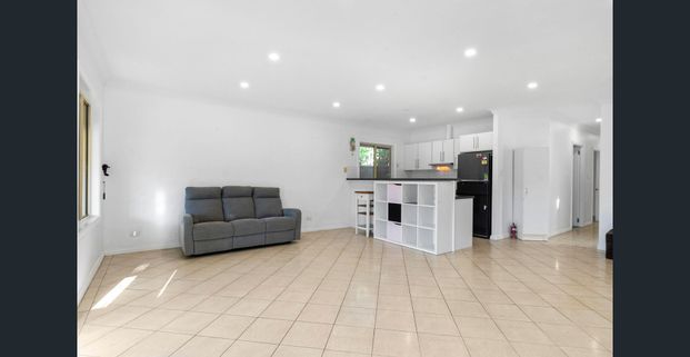 Comfortable Three Bedroom Living in Convenient Plympton Location - Photo 1