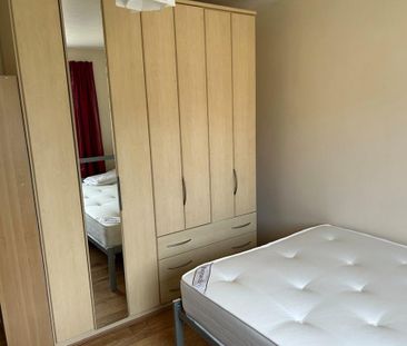 4 bedroom semi-detached house to rent - Photo 6