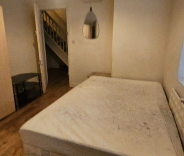 Sheffield Drive, Romford RM3, London - Photo 2