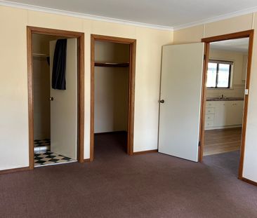 Comfortable 4 Bed 2 Bathroom Home - Photo 3