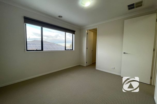 ELEGANT & LOW-MAINTENANCE TOWNHOUSE - Photo 1