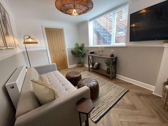 Bed Student Apartment // Available Now, LN1 - Photo 1