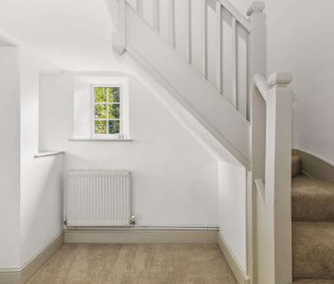 An idyllic three-bedroom fully refurbished cottage located on the B... - Photo 1