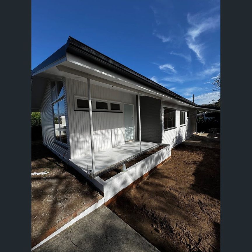 Beautifully renovated house in riverside Yeronga - Photo 1
