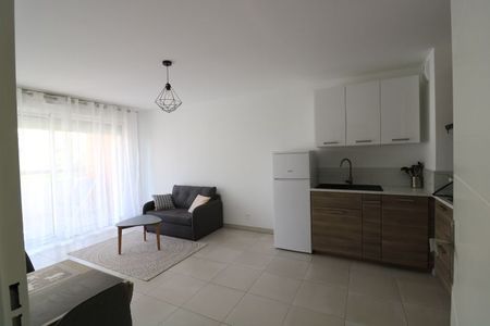 Appartement 2 pièces 40m2 MARSEILLE 8EME 920 euros - Photo 2