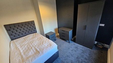 4 bedroom house of multiple occupation to rent - Photo 2