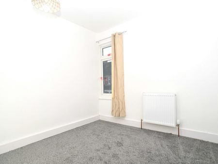 Semi-detached house to rent on - Photo 3