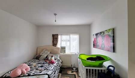 Lansbury Avenue, Edmonton, London N18 - Photo 2