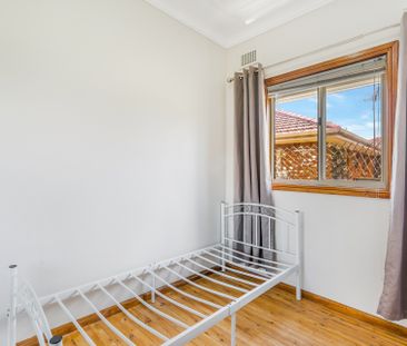 WELL MAINTAINED IN FANTASTIC LOCATION. - Photo 2