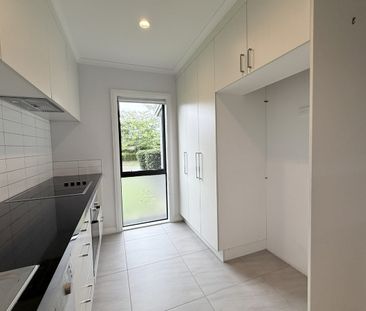 MODERN EASY LIVING IN ORCHARD ESTATE – JUST REDECORATED - Photo 6