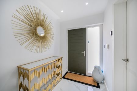 3 bedroom end of terrace house to rent - Photo 2