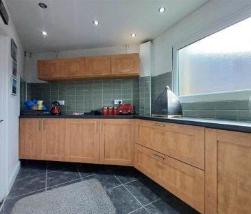 3 bedroom semi-detached house to rent - Photo 6