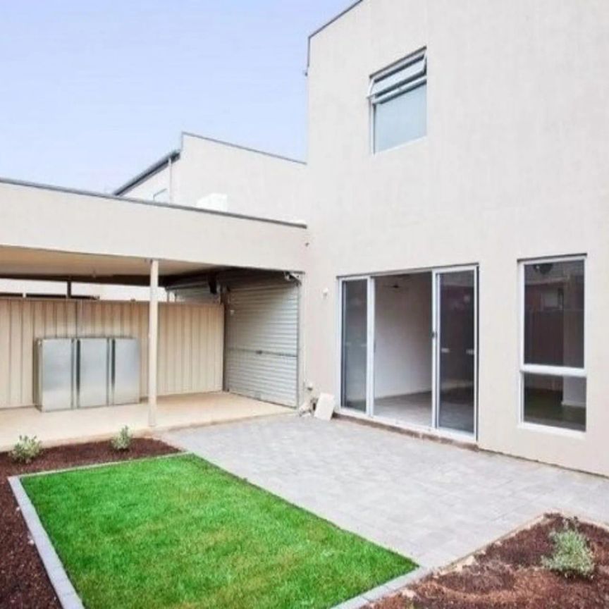 3 Bedroom Modern Townhouse for Rent! - Photo 1