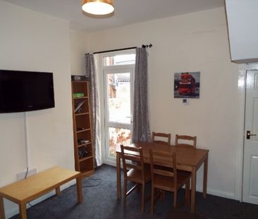 Fantastic 4 Bedroom Student House - Photo 4