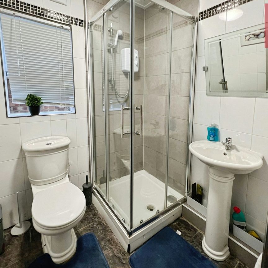 House share to rent on - Photo 1