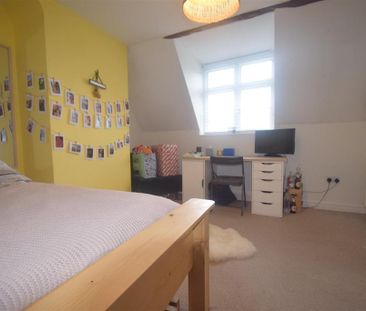 3 bedroom flat to rent - Photo 4