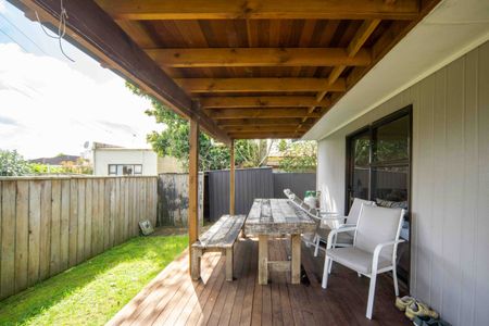 Well-Presented Three Bedroom Home - Photo 3