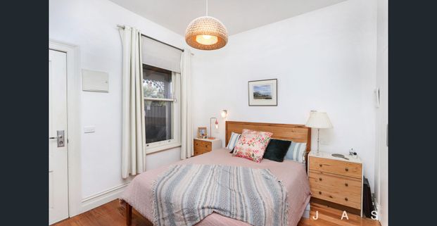 Stunning period residence in highly sought after location - Photo 1