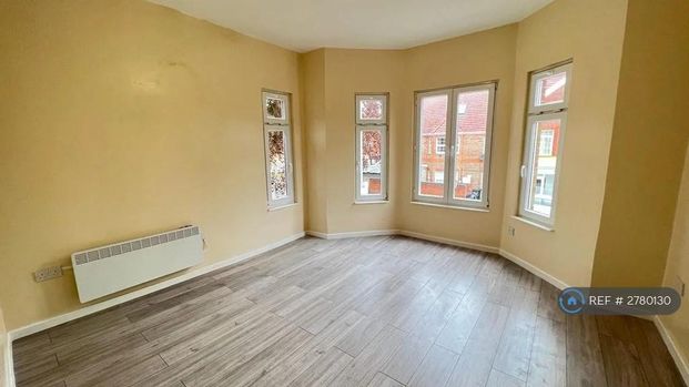 4 bedroom flat to rent - Photo 1
