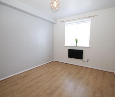 2 bedroom Flat to let - Photo 5