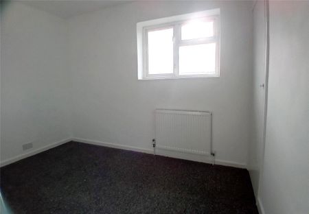 3 bedroom end of terrace house to rent - Photo 2