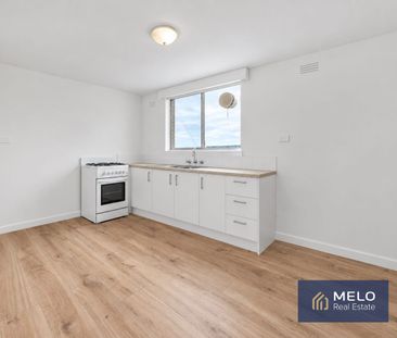 LIGHT-FILLED APARTMENT - Photo 4