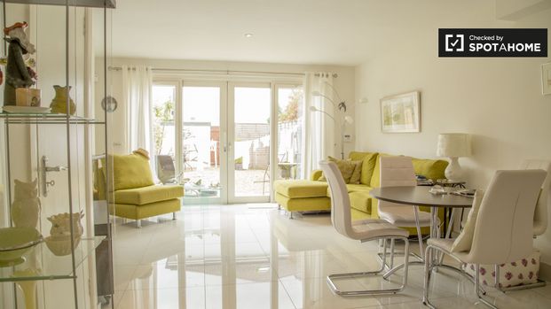 Inviting room in 3-bedroom apartment in Killester, Dublin - Photo 1