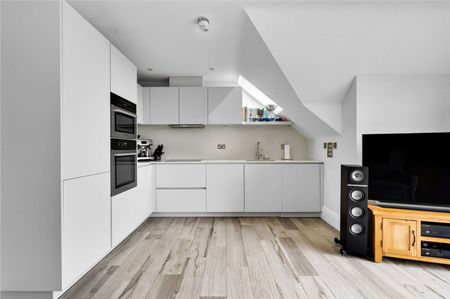 An impressive penthouse apartment with fantastic views and a high end finish in one of Guildford's most prestigious locations. - Photo 5