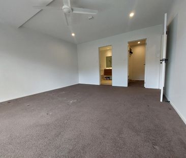 Modern Family Home - Photo 3