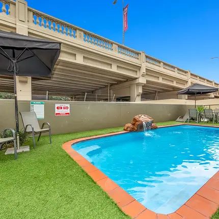 FURNISHED APARTMENT - JUST ACROSS THE RIVER FROM BRISBANE CBD - Photo 1