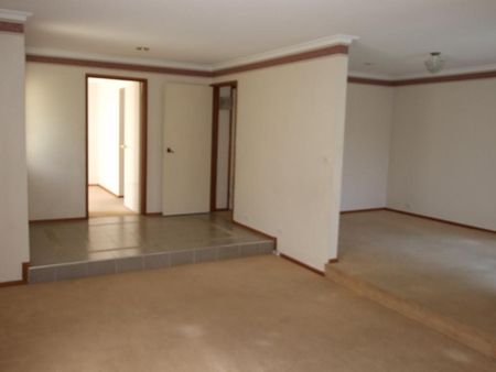 LARGE WELL PRESENTED FAMILY HOME IN LOVELY NEIGHBOURHOOD!! - Photo 3