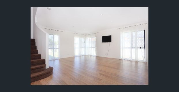 Spacious Family Home in a Prestigious Benowa Location - Photo 1