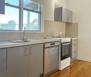 Central Three Bedroom Cottage - Photo 2